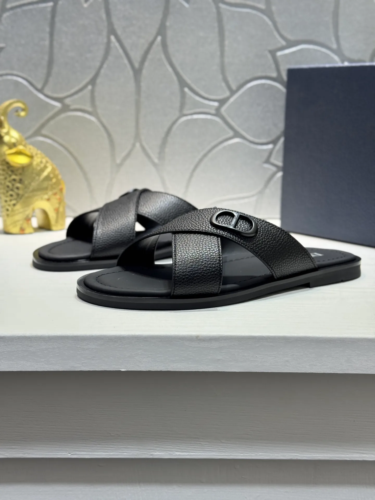 Men's men's shoes 💰320 [New style] 🦇🦇𝐂𝐡𝐫𝐢𝐬𝐭𝐢𝐚𝐧 𝐃𝐢𝐨𝐫 Dior slippers - the latest hot sandals, classic sandals, original replicas, super durable and versatile, cowhide leather with hardware accessories, very comfortable on the feet Look slim and white. Original molded outsole size: 38-44 (.45. Customized